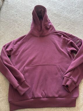 Women's Comfrt Travel Essentials Hooded Pullover Sweatshirt in Berry